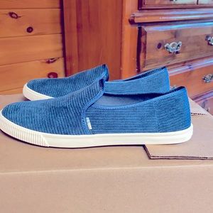 Toms slip on sneakers - size 9